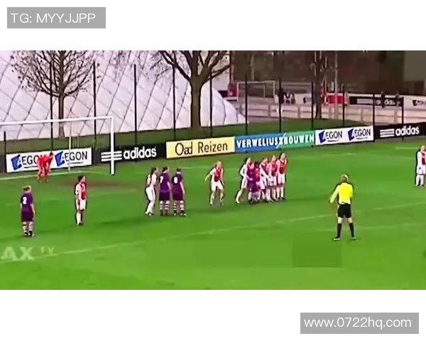 足球明星摇摆卡通形象展现活力与激情的趣味世界